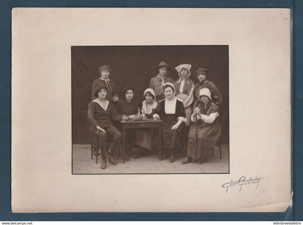 ⭐ Photo - Photo de classe du lycée de jeunes filles de Clermont Ferrant - Théo Guérin - Cachet au dos - 1920 ⭐